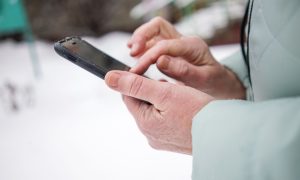 Телефон в руках женщины