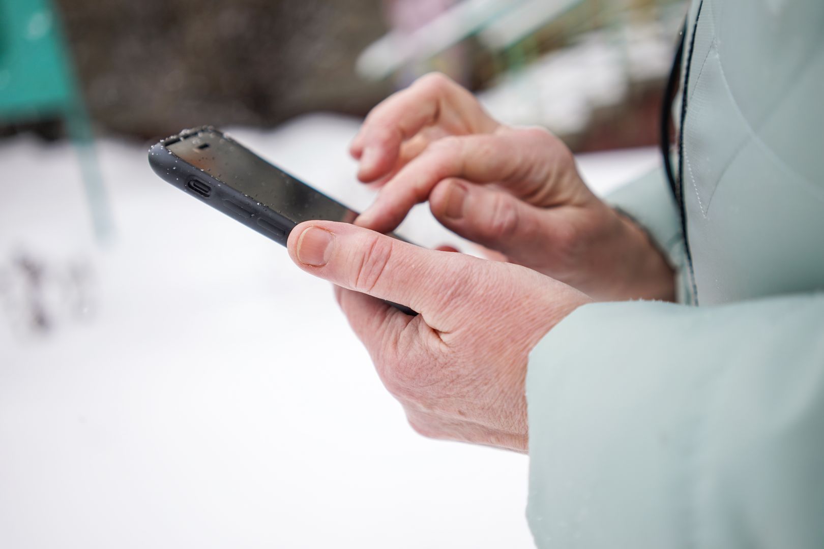 Телефон в руках женщины