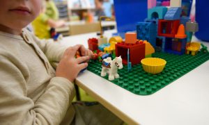 Ребенок играет с конструктором