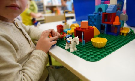 Ребенок играет с конструктором