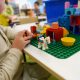 Ребенок играет с конструктором