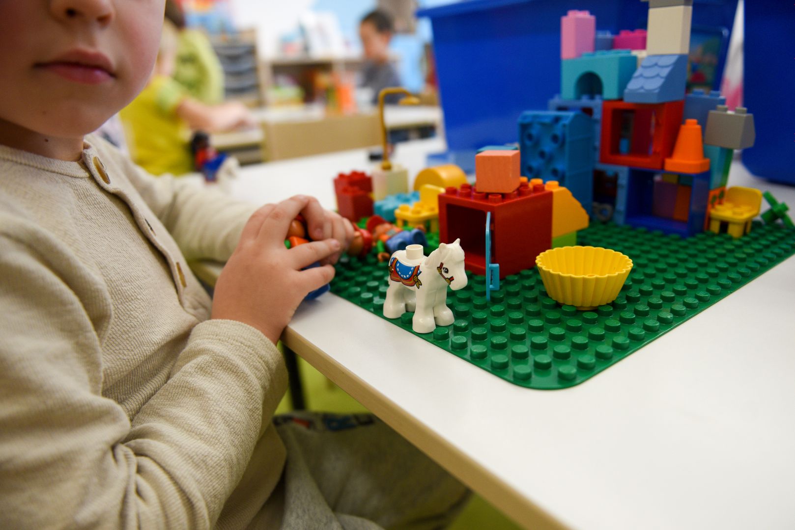 Ребенок играет с конструктором