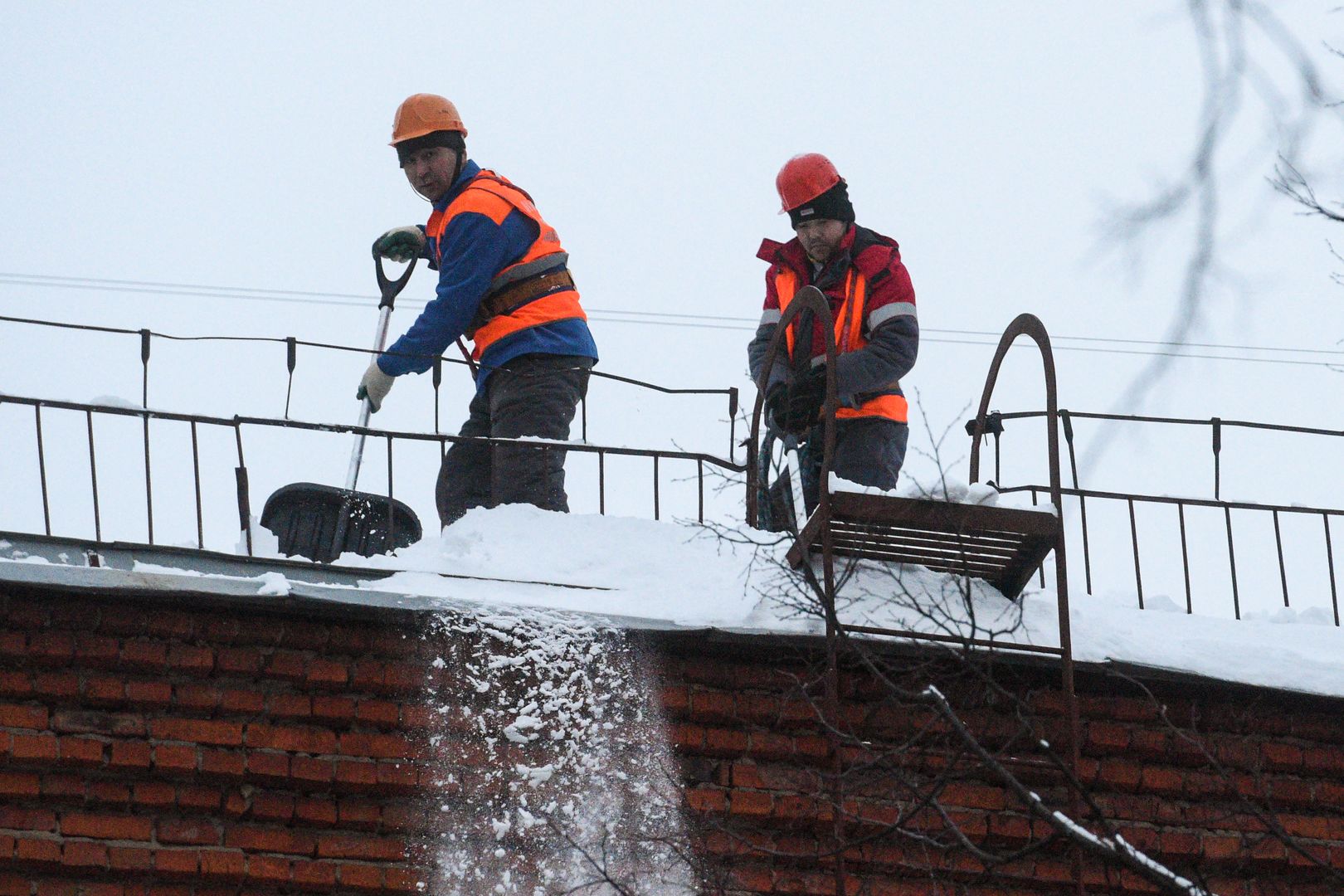 Уборка снега с крыши