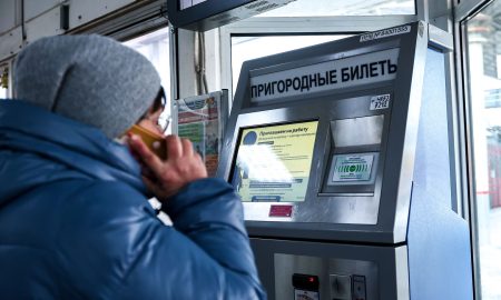 Бабушка покупает билет