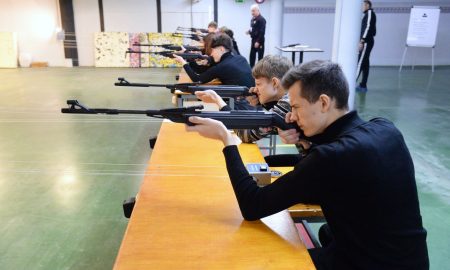 Молодые люди в тире