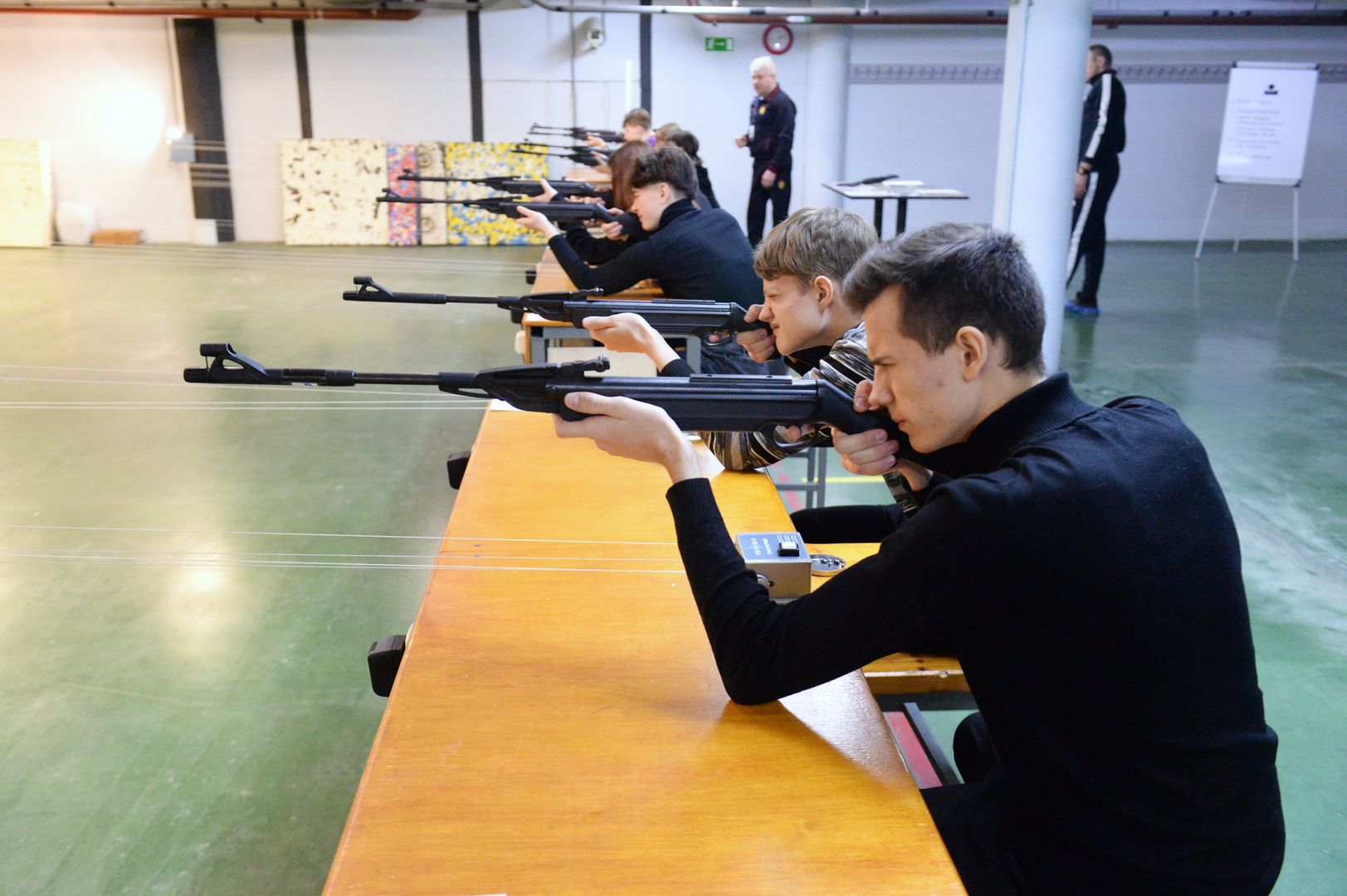 Молодые люди в тире