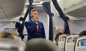 Стюард в салоне самолета