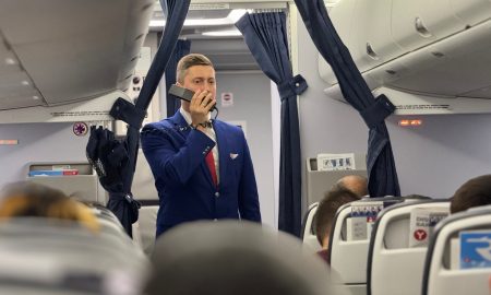 Стюард в салоне самолета