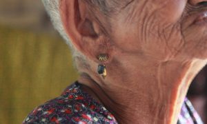 Шея старой женщины