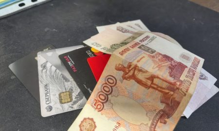 Деньги и карты на столе