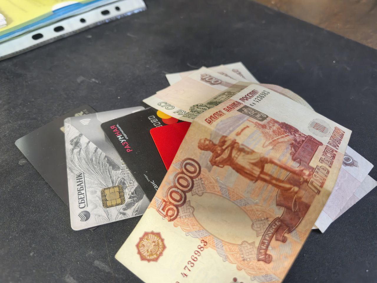 Деньги и карты на столе