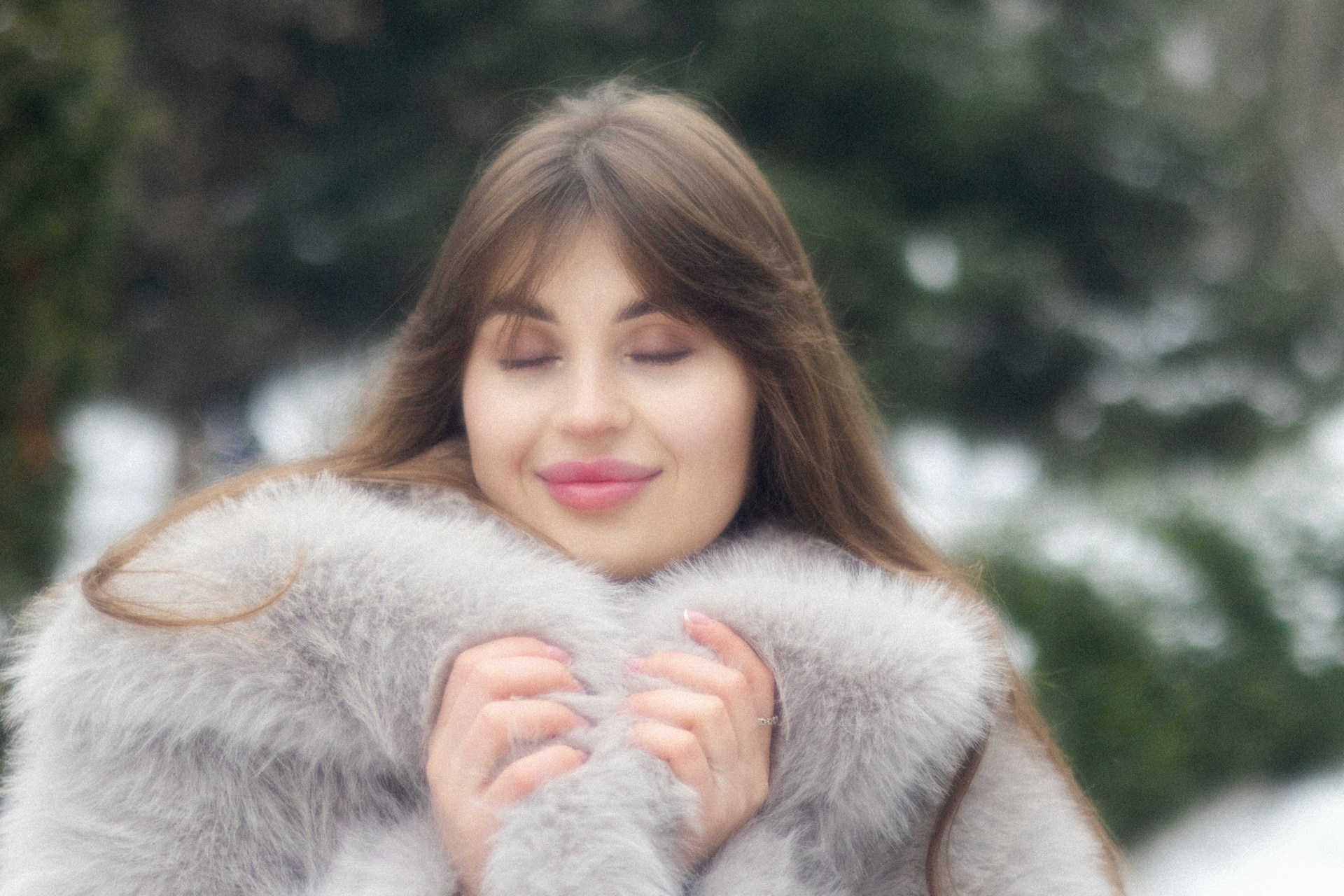 Девушка в шубе