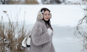 Девушка в шубке