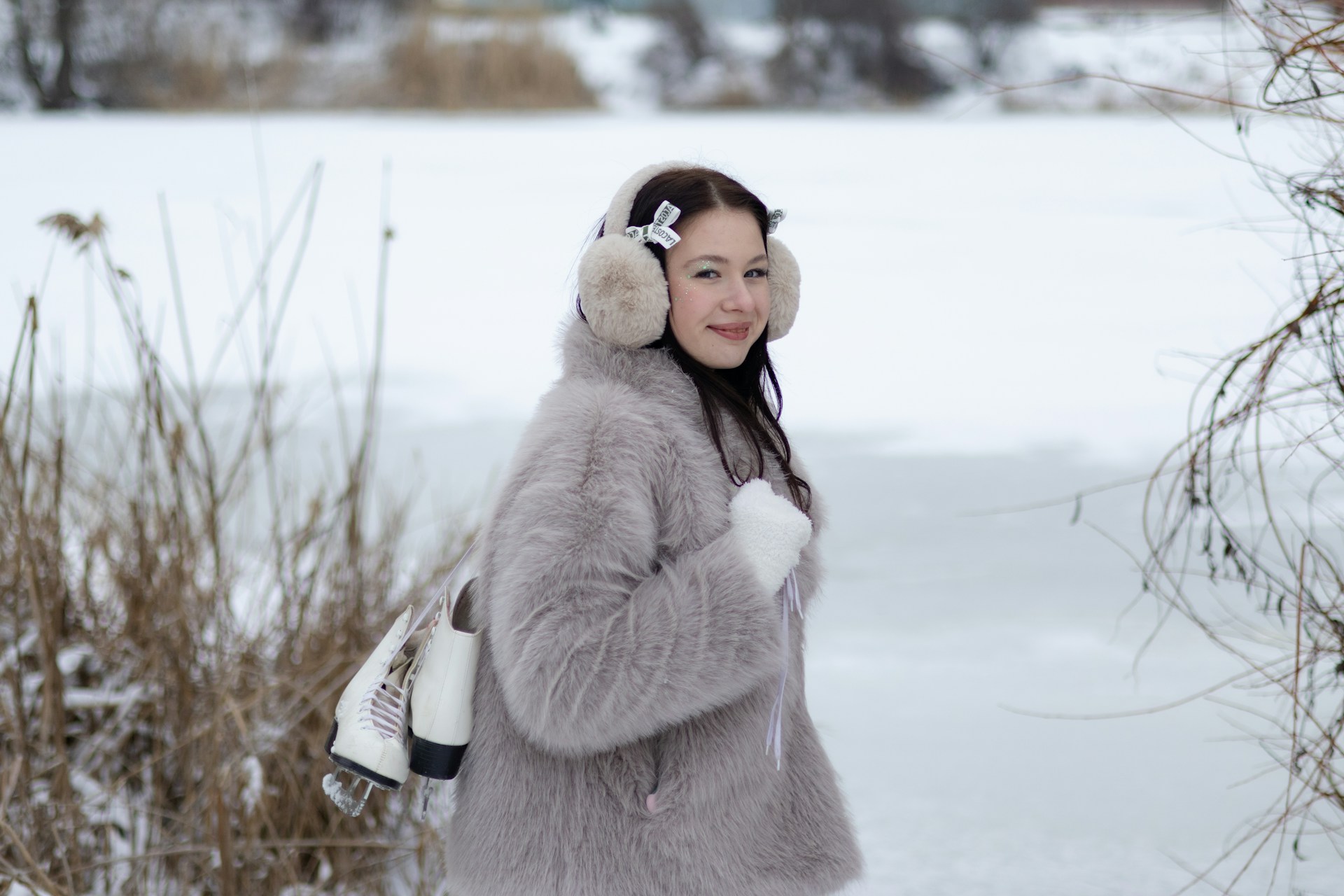 Девушка в шубке