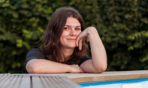 Девушка улыбается