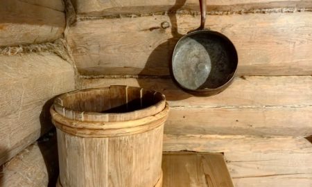 В бане стоят предметы