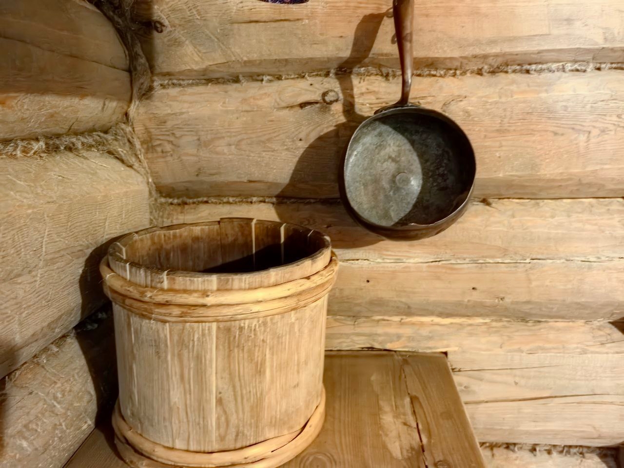 В бане стоят предметы