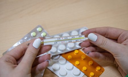 Девушка держит градусник