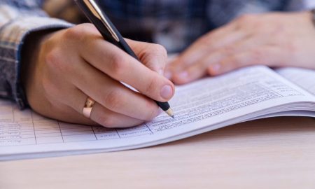 Человек подписывает документ