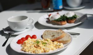 На тарелке лежит яичница