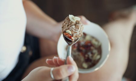 Девушка ест