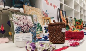 Выставка творческих работ родителей обучающихся с ограниченными возможностями здоровья «Мы не одни» в Сысерти, март 2026 года