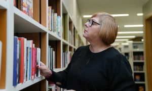 Женщина в библиотеке