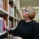Женщина в библиотеке