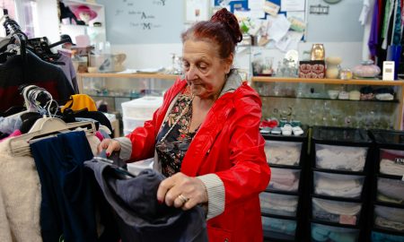 Тетя выбирает одежду