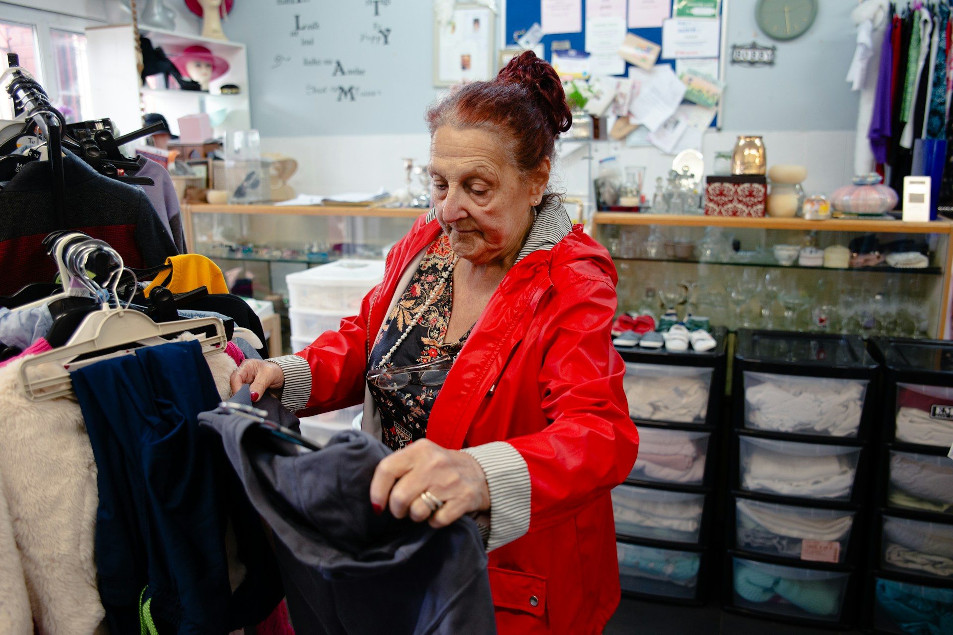 Тетя выбирает одежду