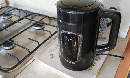 На столе стоит чайник