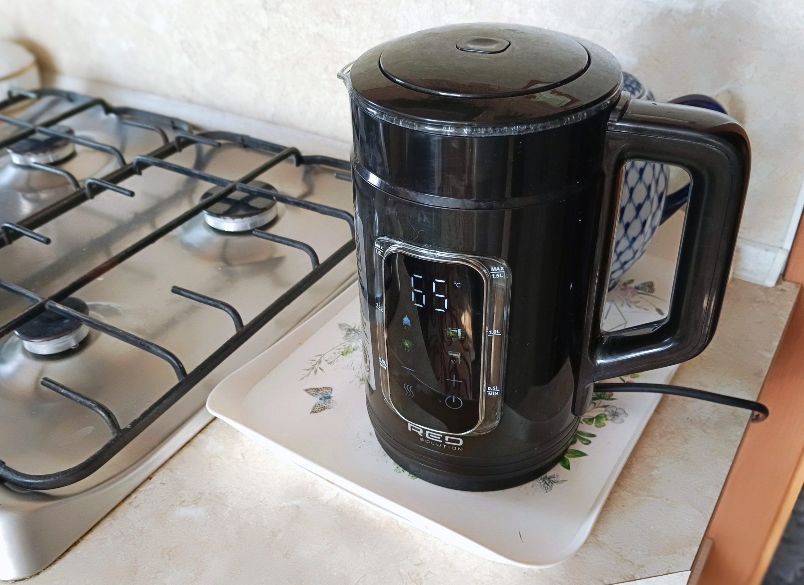 На столе стоит чайник