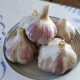 На блюдце лежит чеснок