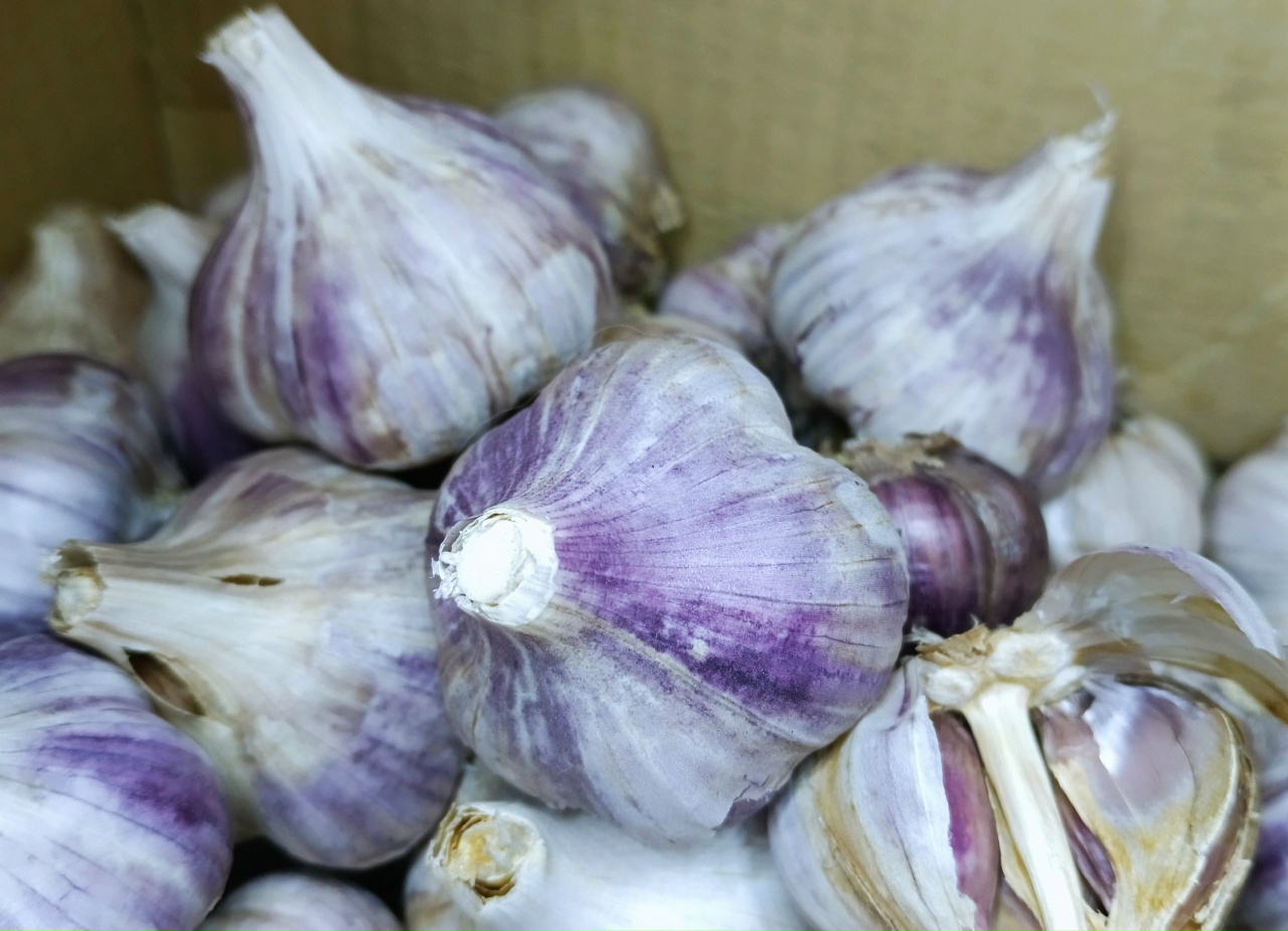 В коробке лежит чеснок