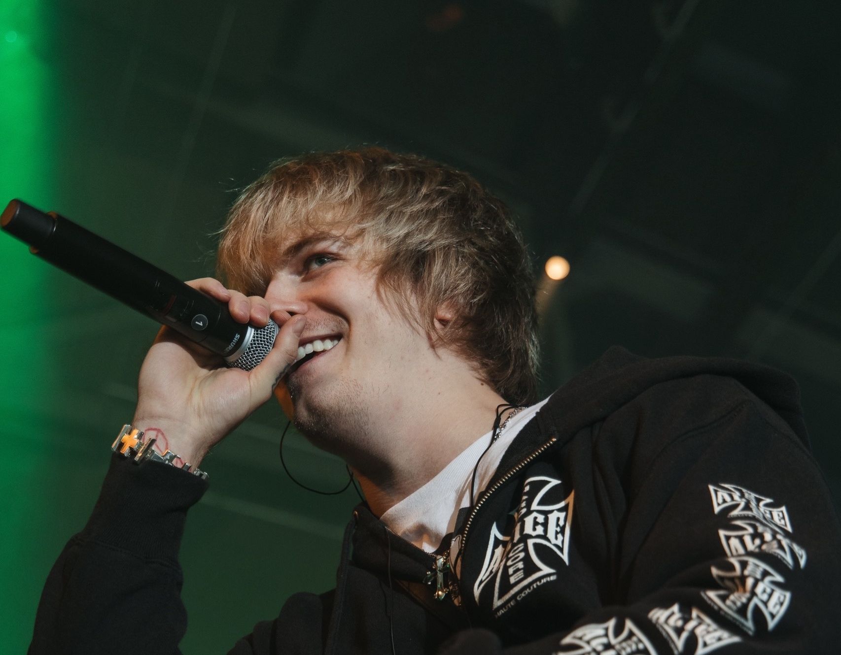 Рэпер во время выступления