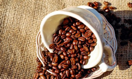 Из кружки высыпаются зерна