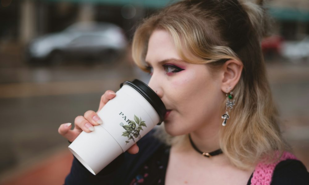 Девушка пьет кофе