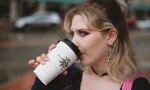 Девушка пьет кофе