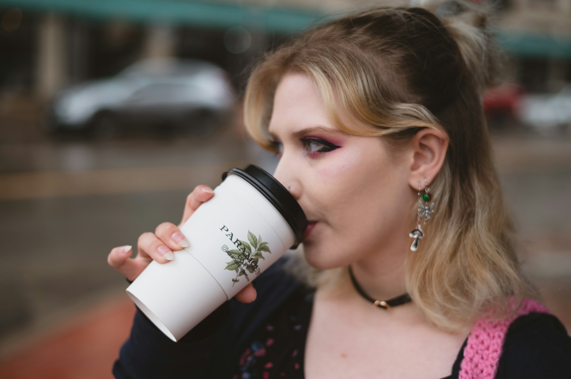 Девушка пьет кофе