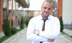 Стоит мужчина улыбается