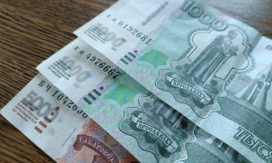 на столе лежат деньги