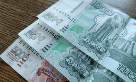 на столе лежат деньги