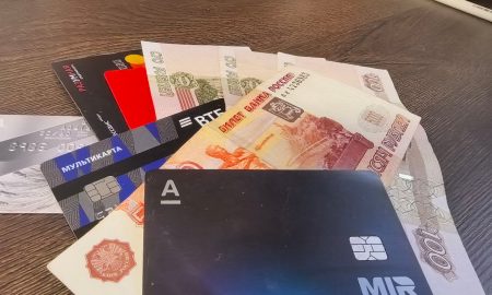 На столе лежат деньги и карты