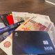 На столе лежат деньги и карты