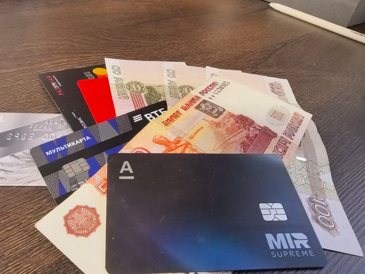 На столе лежат деньги и карты