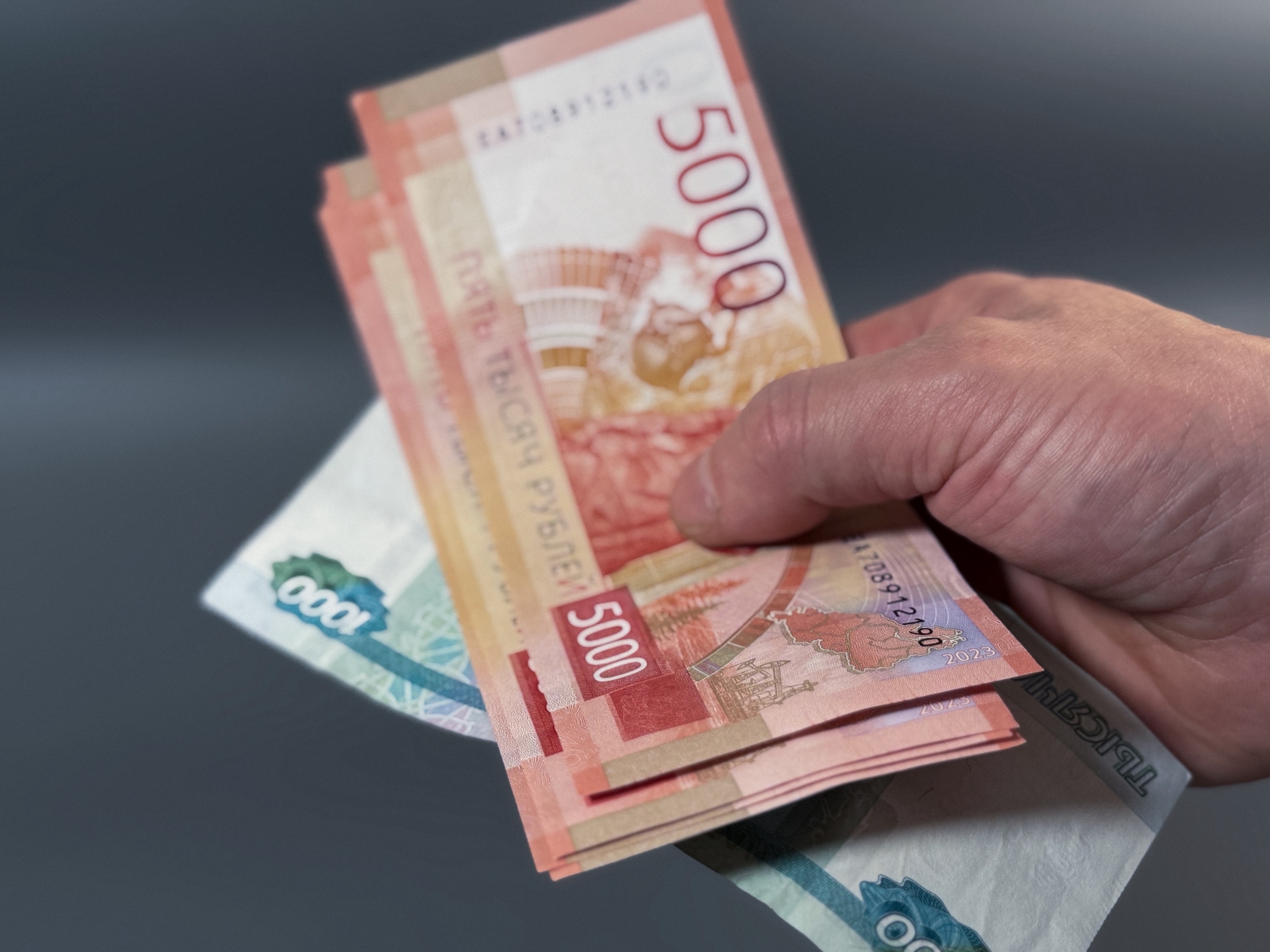 Деньги в руке человека