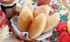 В тарелке лежат пирожки