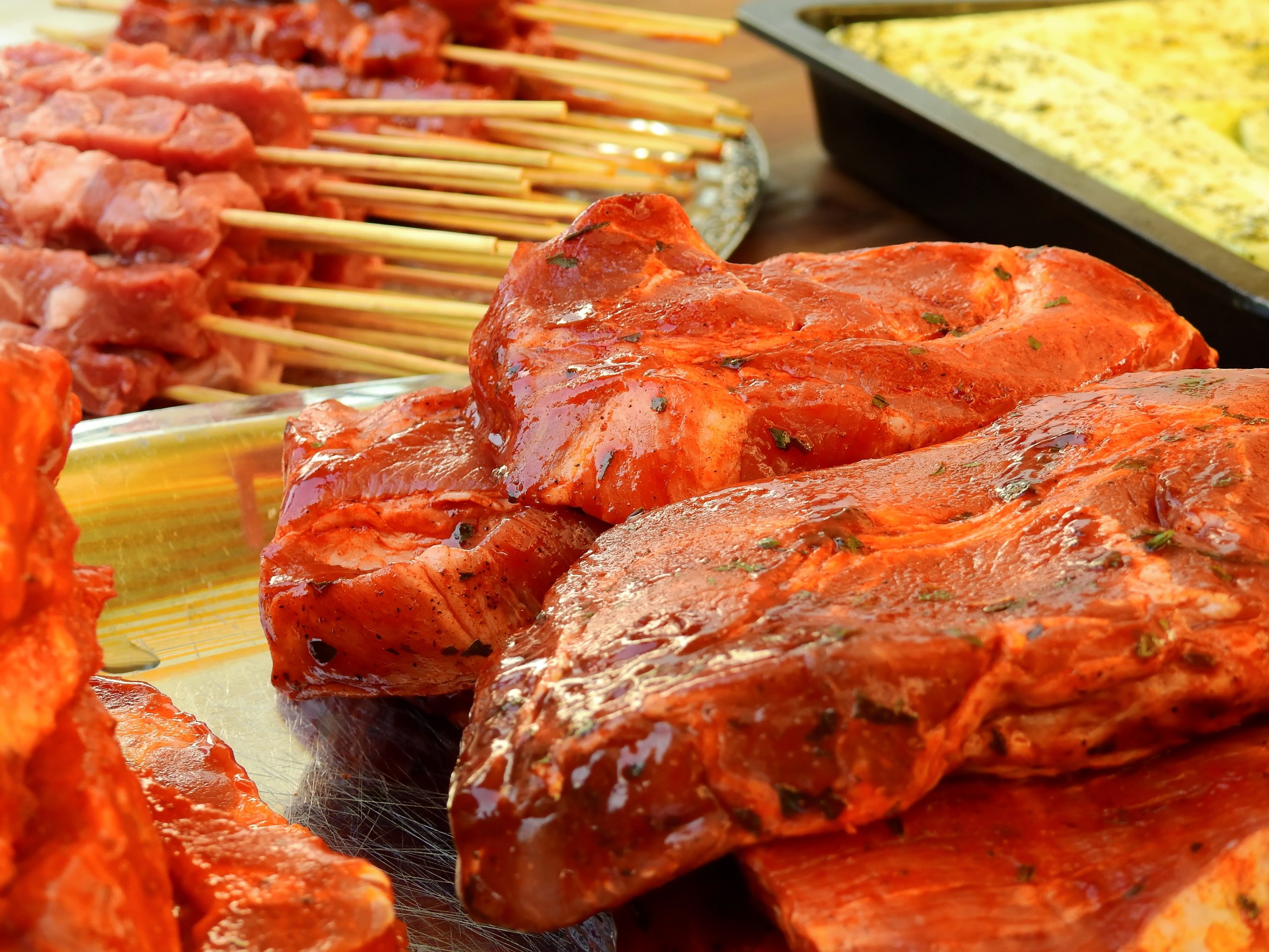 На доске лежит маринованное мясо