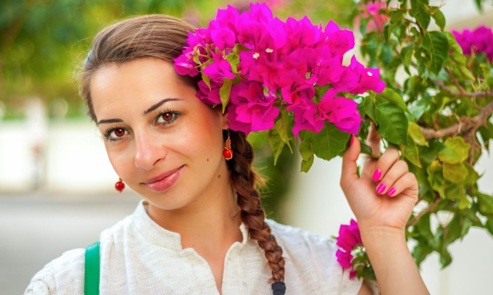 Девушка с цветами