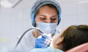 Врач-стоматолог за работой.